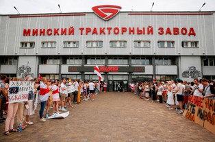 Mińsk: OMON "chroni porządek publiczny". Ludzie boją się stracić pracę, a przywódcy strajku aresztowań