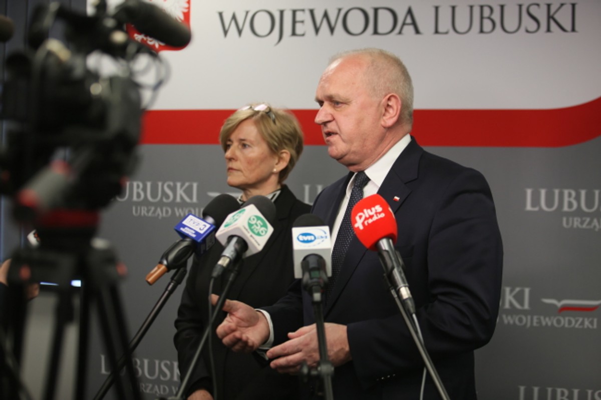 Wojewoda lubuski Władysław Dajczak oraz wojewódzki inspektor sanitarno-epidemiologiczny dr Dorota Konaszczuk