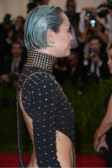 Miley Cyrus futurisztikus hajfestékét nem igazán értjük.