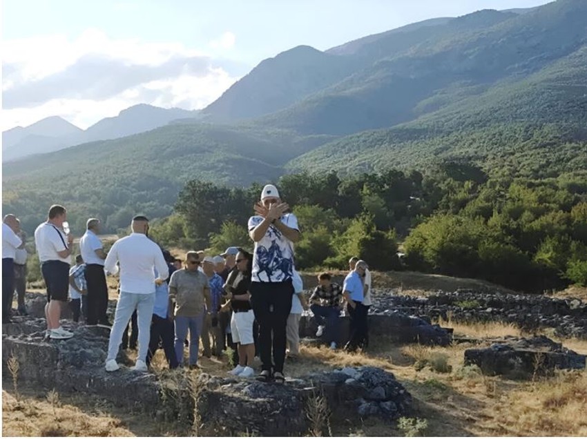 Albanci poziraju tokom rimokatoličkog obreda na zaštićenoj lokaciji SPC na KIM