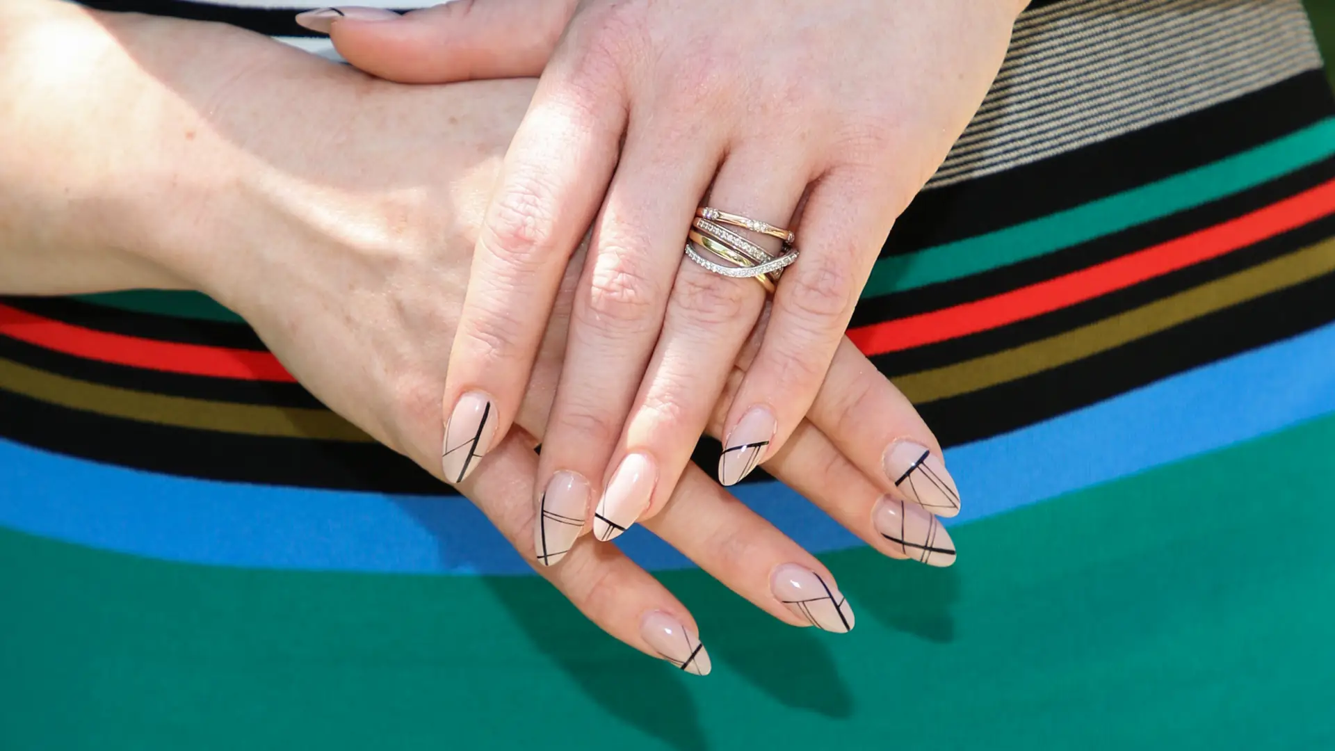 Blank Space Nails - minimalizm i elegancja. Gorący trend na paznokcie