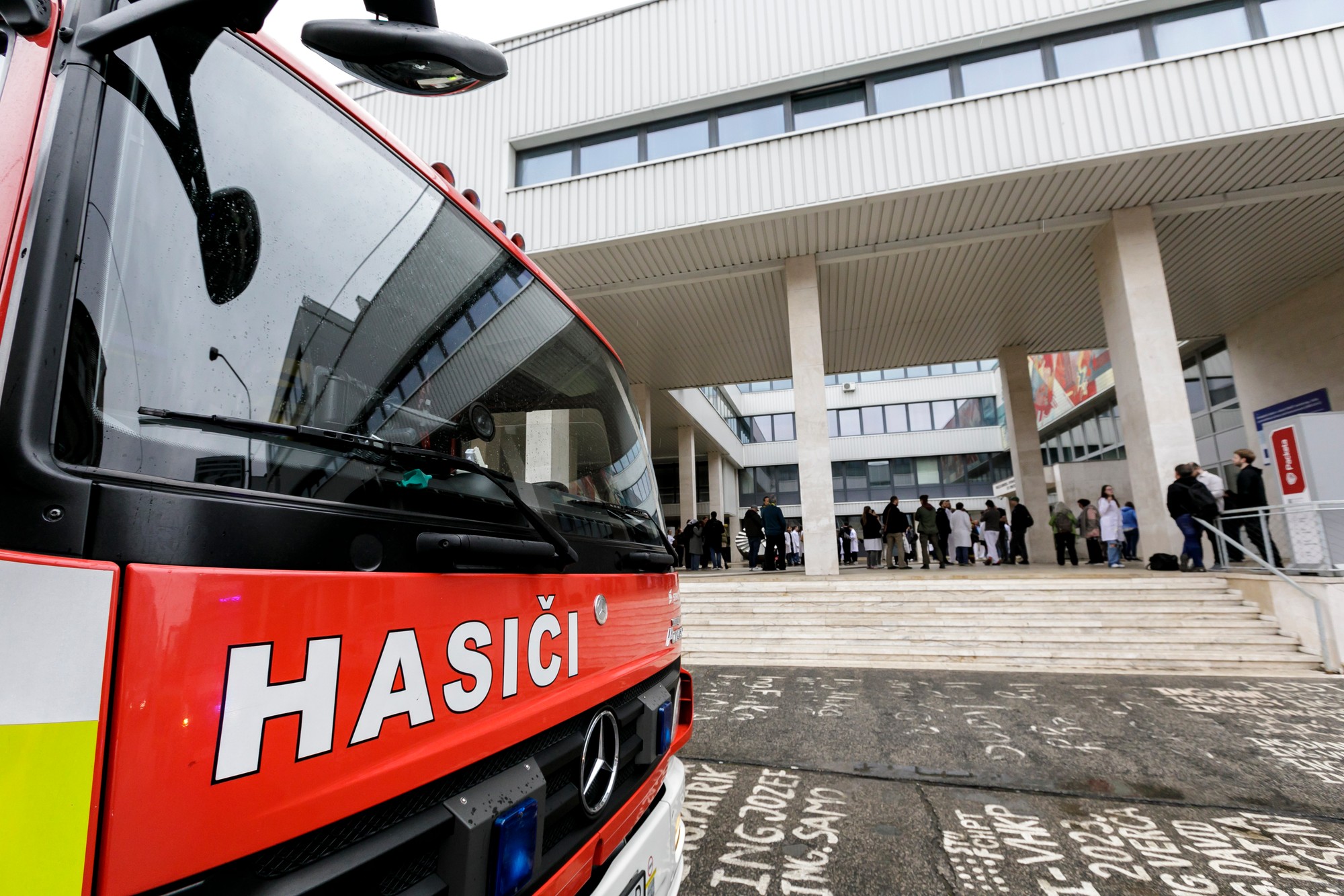 Bratislavskí hasiči zasahujú pri požiari v budove Slovenskej technickej univerzity. 