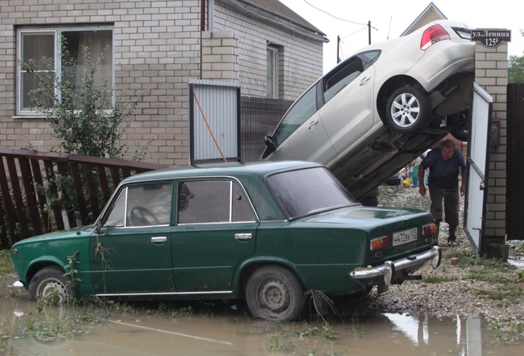 Fala niszczyła samochody