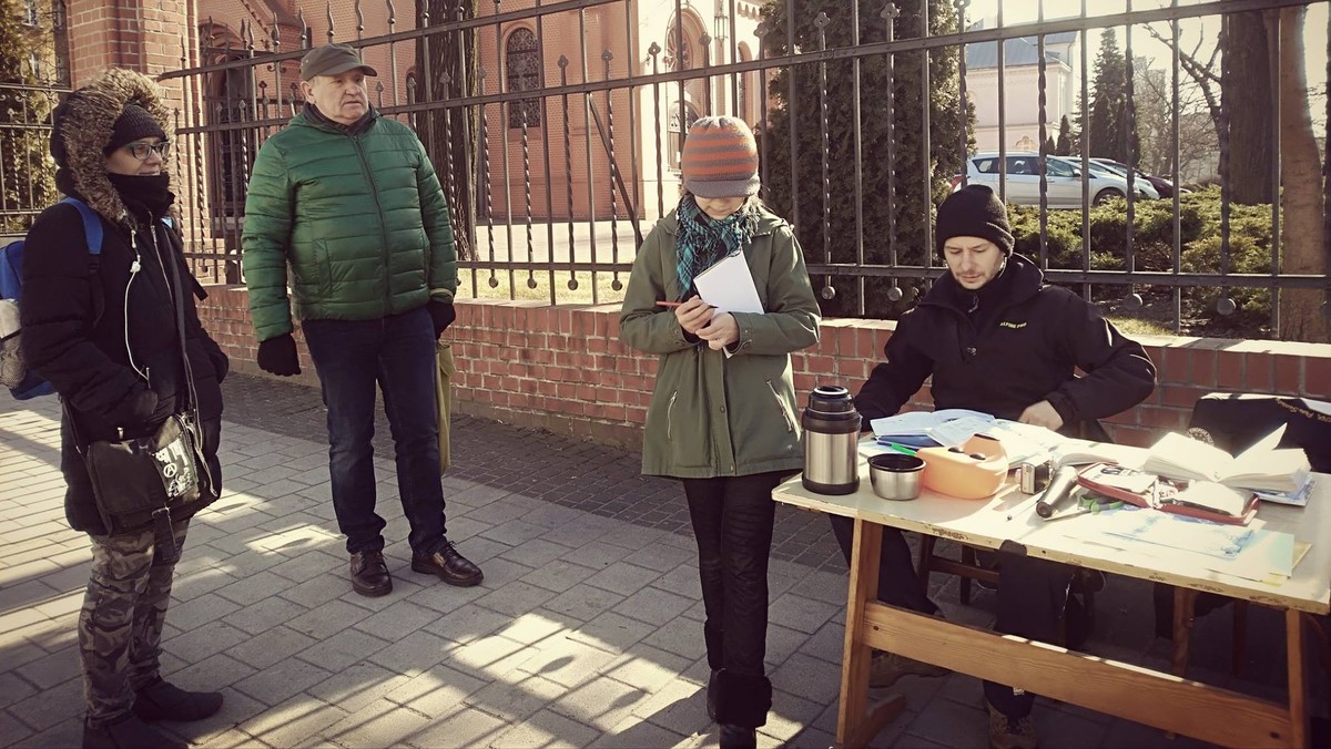 Dzisiaj rano przed kościołem przy ulicy Głogowskiej odbyły się nietypowe lekcje dla uczennicy jednej z poznańskich podstawówek. Zorganizowali je rodzice, poznańscy artyści, którzy sprzeciwiają się rekolekcjom w czasie godzin lekcyjnych. Podkreślają, że powinny być one dodatkowymi zajęciami pozalekcyjnymi, tylko dla wiernych. - Nie zgadzamy się na dyskryminowanie naszego dziecka - podkreślają.