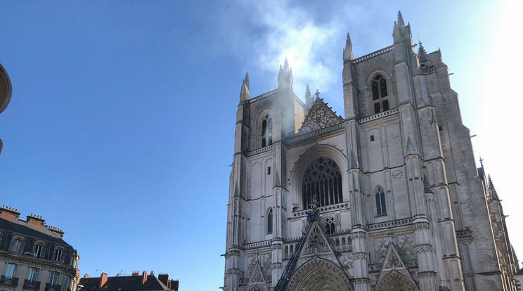 Nantes Szent Péter és Szent Pál-székesegyházában tűz ütött ki  / Fotó: MTI AP