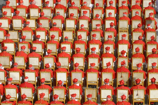 Konklawe 2025. Nie tylko kardynałowie, nawet woźni czy kucharze przysięgają milczenie. Za złamanie grozi surowa kara