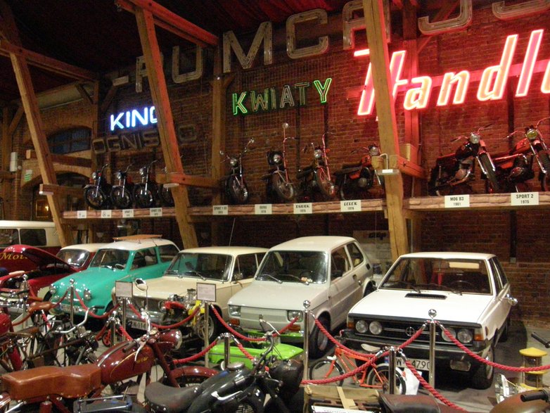 Muzeum Motoryzacji Topacz - piękne polskie maszyny i fantastyczne neony z czasów PRL-u