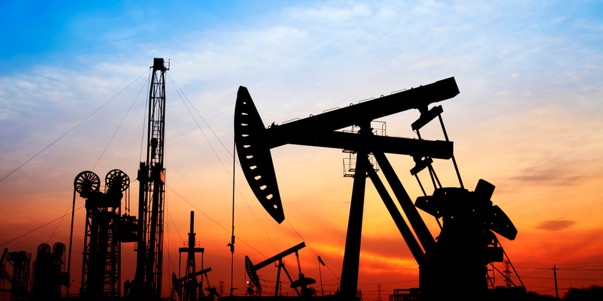 Popyt na ropę nie rośnie - a co za tym idzie, maleje cena surowca. 20 kwietnia 2020 roku cena baryłki ropy WTI w dostawach na maj po raz pierwszy w historii spadła do ujemnego poziomu. Wyniosła -37,63 dol.