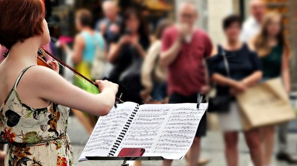 Artyści uliczni muszą m.in. pamiętać, że zgodnie z prawem, na obszarze Parku Kulturowego Stare Miasto zabronione jest używanie instalacji lub urządzeń nagłaśniających.
