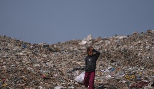 Palestinska devojčica traži predmete za višekratnu upotrebu na deponiji u Deir al-Balahu, u centralnom delu Pojasa Gaze