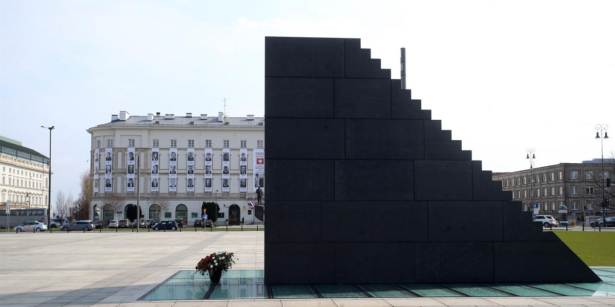 Pomnik poświęcony ofiarom katastrofy smoleńskiej.