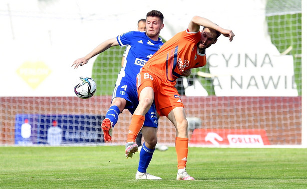 Zawodnik Bruk-Bet Termaliki Nieciecza Tomas Poznar (P) i Adam Chrzanowski (L) z Wisły Płock podczas meczu 31. kolejki piłkarskiej Ekstraklasy