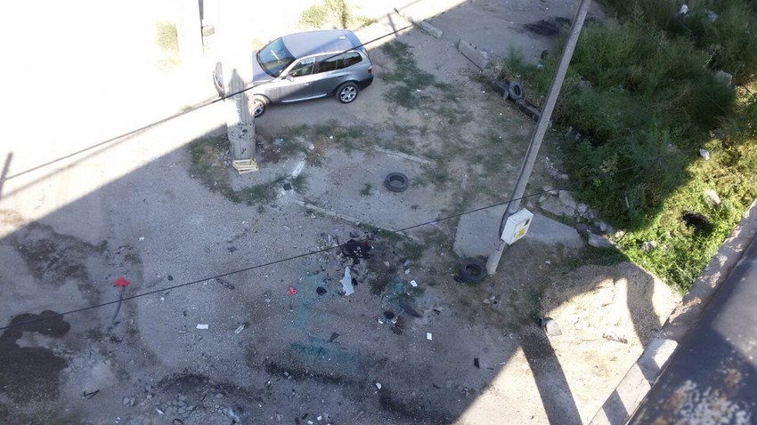 Automobil je potpuno uništen i uklonjen sa lica mesta, ostali su samo delovi stakla i tragovi krvi povređenih