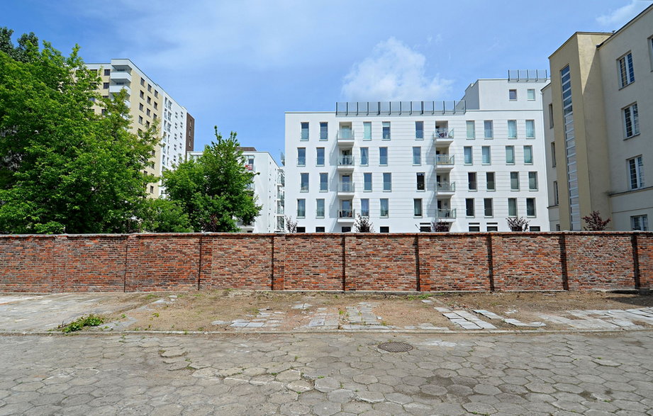 rekonstruowany mur dawnego Umschlagplatzu na tyłach Zespołu Szkół Licealnych i Ekonomicznych nr 1 przy ul. Stawki 10 w Warszawie. Fot. Adrian Grycuk, CC BY-SA 3.0 PL, via Wikimedia Commons