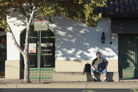 Dok se njegova porodica BAŠKARI U LUKSUZU sin čuvenog glumca živi kao BESKUĆNIK i jedva krpi kraj s krajem: Ima preko 160 kilograma, a nove slike zaprepastile su ceo svet