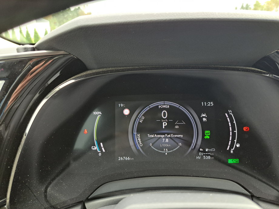 Lexus RX 450h+ - cyfrowe wskaźniki nie są szczególnie spektakularne. Możliwości konfiguracji tego, co widzimy na ekranie są niewielkie.