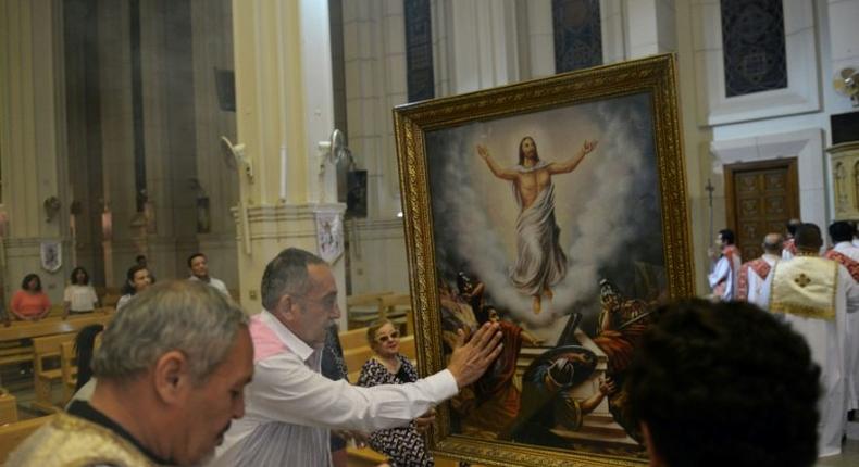 Worshippers attend Sunday Mass at Saint Mary's church in the Egyptian capital Cairo, on April 23, 2017, ahead of Pope Francis' visit