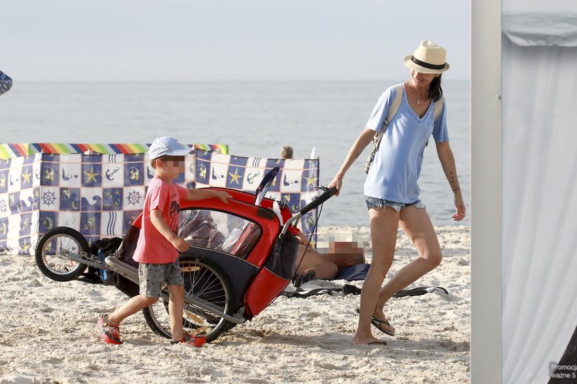 Viola Kołakowska z dziećmi na plaży w Dębkach