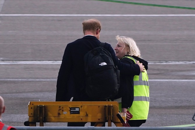 Princ Hari viđen kako teši ženu na aerodromu