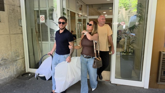 Joca Stefanović i Iva Bojanović ispred porodilišta