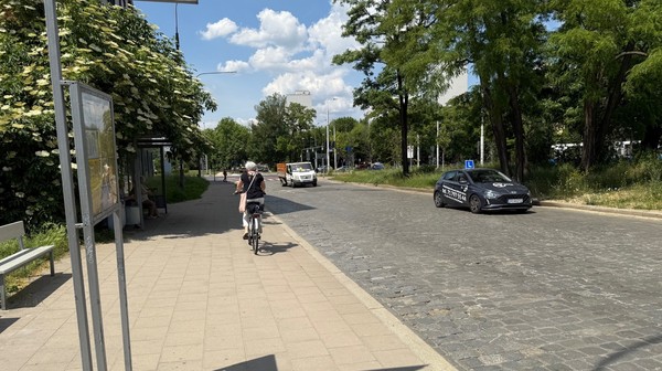 Rowerzyści na ul. Glinianej korzystają obecnie z chodnika. 
