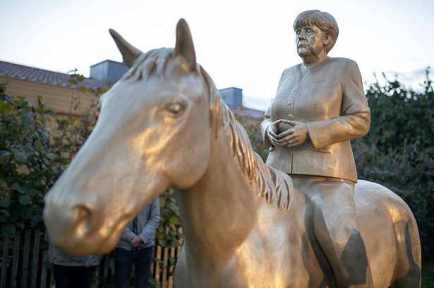 Pomnik Angeli Merkel na koniu