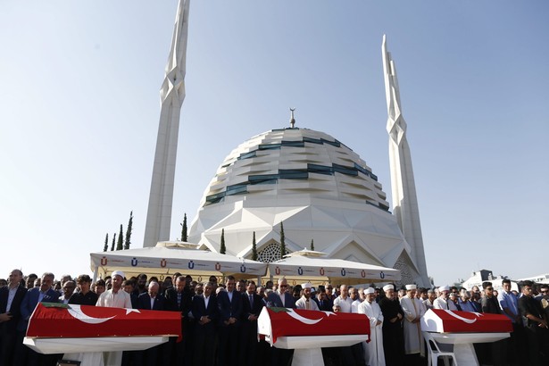 Przemawiając w Stambule na pogrzebie ofiar piątkowych wydarzeń Erdogan oświadczył, że pucz, jaki podjęło kierowane przez Gulena "ugrupowanie terrorystyczne"