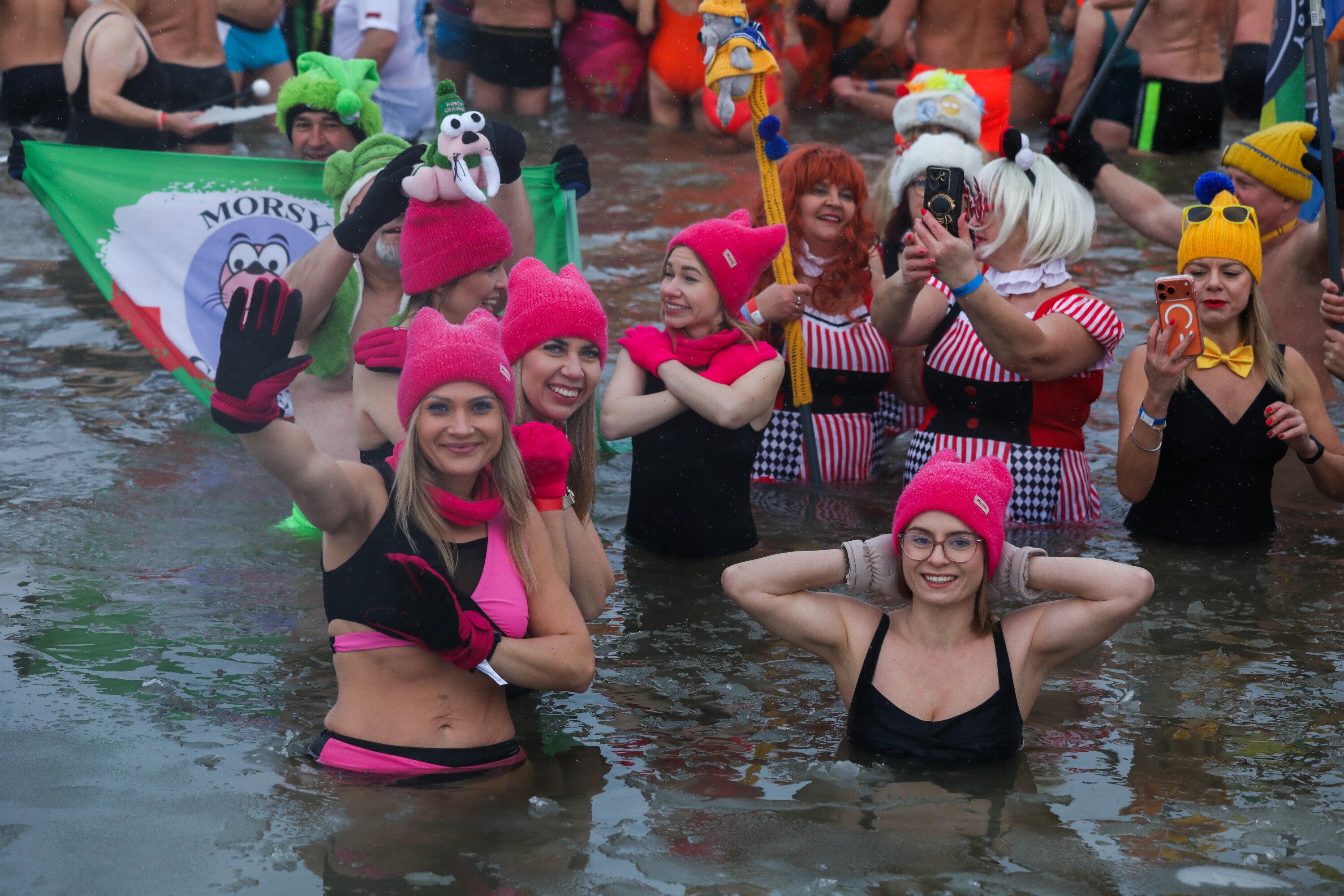 Blisko 50 klubów morsów wykąpało się w Suwałkach przy minus 11 stopniach