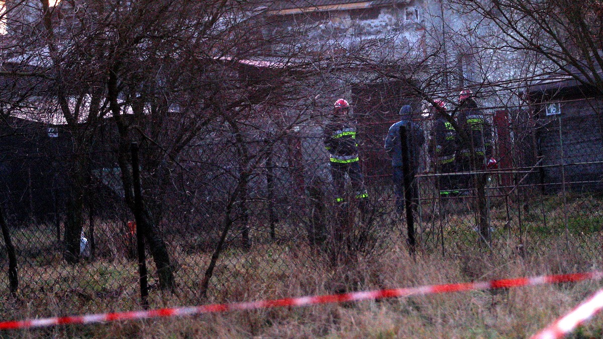 Na posesji w Częstochowie, gdzie w wczoraj silny wybuch zabił dwie osoby, znaleziono ok. 300 niewypałów. Wszystko wskazuje na to, że eksplodowały właśnie takie materiały. Kolejne pociski znaleziono w miejscach zamieszkania ofiar - poinformowały służby kryzysowe.