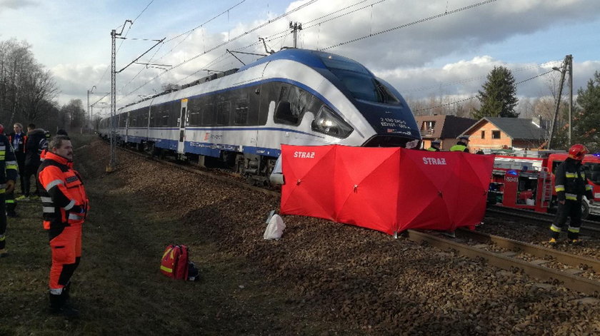 Tragedia na przejeździe kolejowym w Łódzkiem. Samochód pod pociągiem