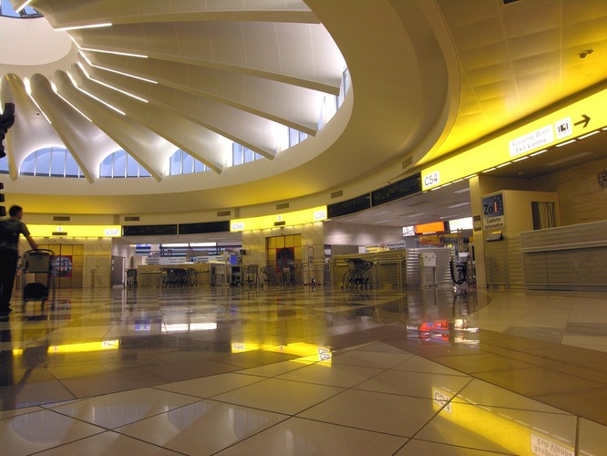 <strong>Vienna International Airport, Wiedeń, Austria</strong><br /><br />

Średni czas potrzebny do przejścia od strefy kontroli do gate’ów: 5 min<br /><br />

Dotyczy terminali: 1,2,3<br /><br />	

Liczba pasażerów obsłużonych rocznie: 21 000 000<br /><br />