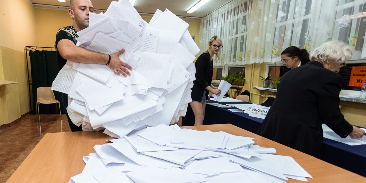 PiS z poparciem 43,6 proc. zwyciężył w niedzielnych wyborach parlamentarnych, co oznacza możliwość samodzielnych rządów - wynika z sondażu Ipsos dla TVP, TVN i Polsat. Kolejne miejsca zajęły KO - 27,4 proc.; SLD - 11,9 proc.; PSL - 9,6 proc.; Konfederacja - 6,4 proc.