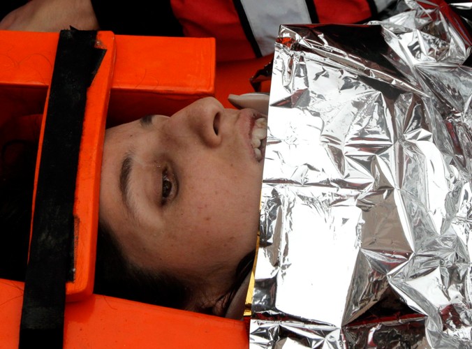 Matka uratowanego dziecka wyciagnięta spod gruzów przez ekipy ratownicze