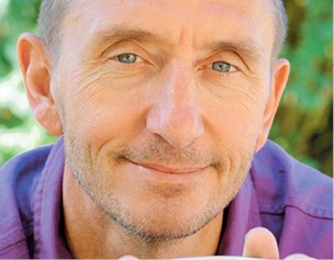 Dave Goulson profesor biologii (Uniwersytet w Sussex). Specjalista ekologii i zachowania zwierząt. Innowator Roku 2010 wg brytyjskiej Rady ds. Biotechnologii i Nauk Biologicznych, od 2015 na liście Bohaterów Ochrony Przyrody „BBC Wildlife Magazine”, autor książki „Żądła rządzą”, która w Polsce ukazała się nakładem wydawnictwa Marginesy w przekładzie Anny Bańkowskiej