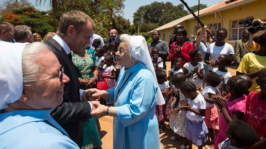 Polski premier wśród afrykańskich sierot