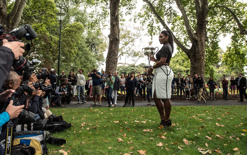Serena Williams piękna jak nigdy. Tak pozowała z trofeum Australian Open