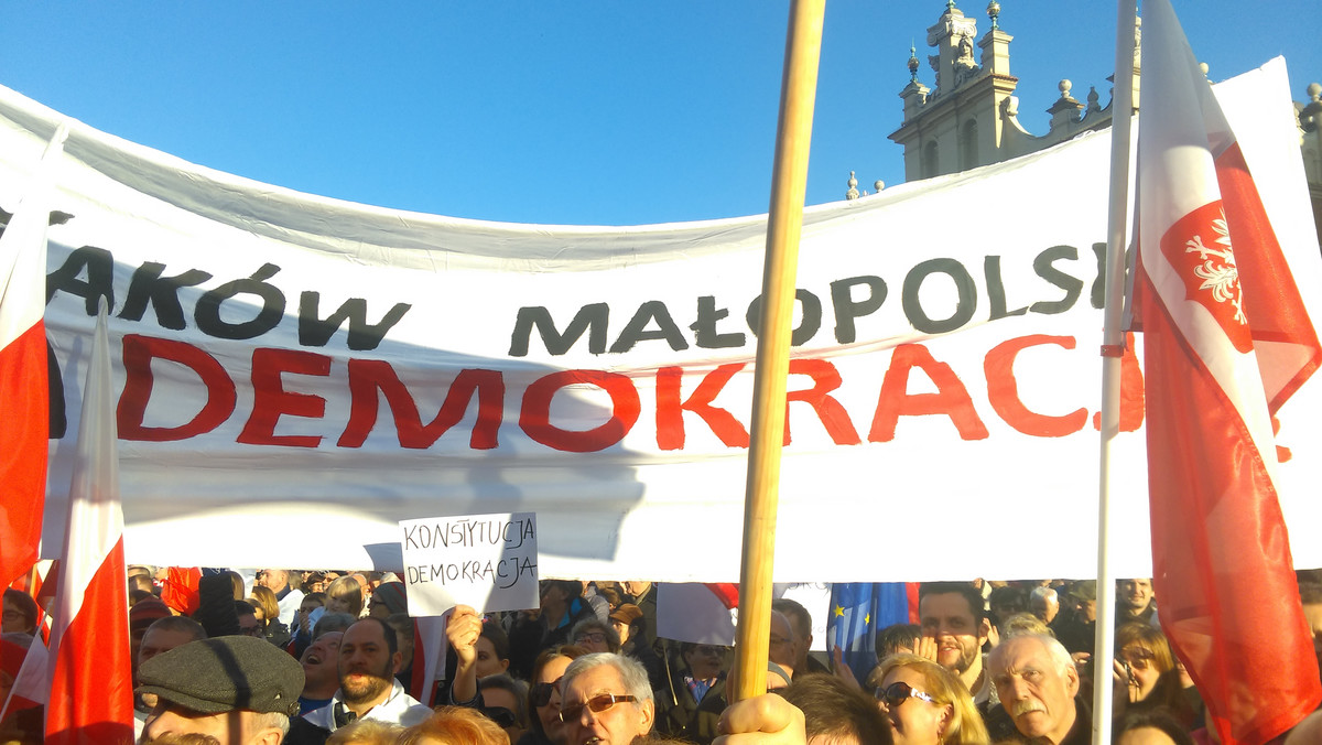 Jutro w wielu miastach Polski Komitet Obrony Demokracji po raz kolejny organizować będzie manifestacje. Tym razem wychodzą na ulicę w obronie wolnych mediów publicznych. W Krakowie manifestacja odbędzie się przed siedzibą Radia Kraków.