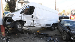 Mágnesként vonzza a baleseteket az elátkozott pesterzsébeti sarokház: „Ideje volna valakinek megvenni, mert az autósok lassacskán lebontják”