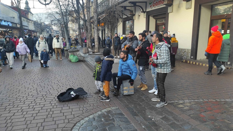 Romowie grający na Krupówkach w okolicach "Bazaru Polskiego"