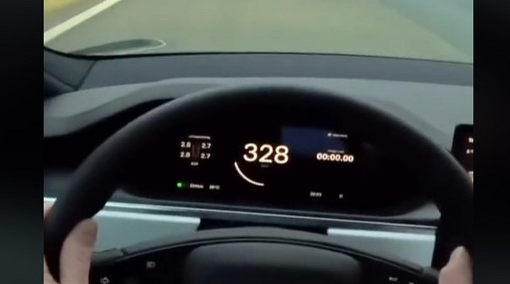 A Tesla kacagva bírta a 300 feletti sebességet