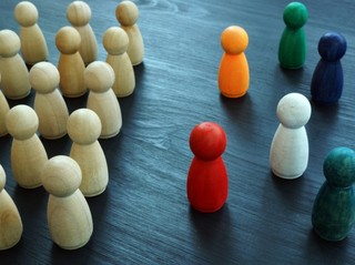 Brak waloryzacji 500 plus i świadczeń rodzinnych doprowadził do wzrostu skrajnego ubóstwa dzieci [WYWIAD]