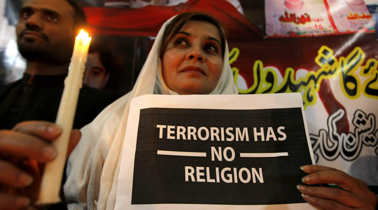 Egy korábbi pakisztáni iskolai merénylet áldozataira emlékeznek / Fotó: Northfoto