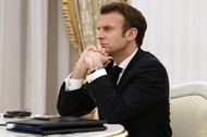 Emmanuel Macron podczas spotkania z prezydentem Rosji Władimirem Putinem