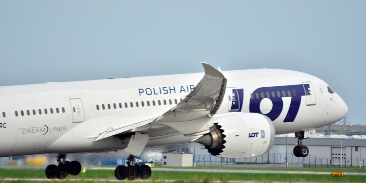 Bezpośrednie połączenia lotnicze między Polską i USA oferują dwie linie lotnicze. Zniesienie wiz do Stanów Zjednoczonych ma ułatwić podróżowanie w celach turystycznych i biznesowych