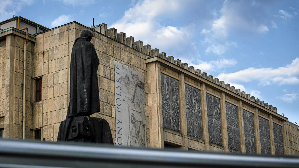 Od 1 lutego, zgodnie z wcześniejszymi zapowiedziami, postój na parkingu pod Muzeum Narodowym będzie już płatny. Dodatkowo od tego dnia wprowadzone zostaną zmiany dotyczące parkowania przy Błoniach, od strony alei 3 Maja. W godzinach 9-17 będzie tam obowiązywał częściowy zakaz parkowania.