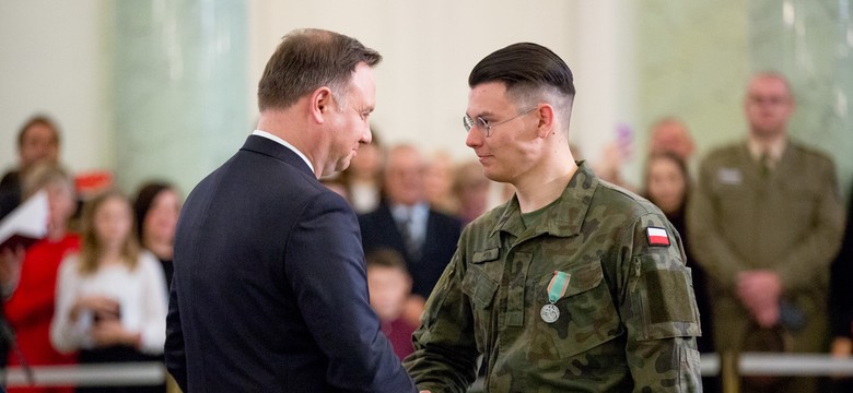 Żołnierz WOT ratował rannych w wybuchu. Odznaczył go Andrzej Duda