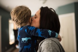 Jung je tvrdio da niko ne može da UNIŠTI MUŠKO DETE KAO MAJKA: Postaće pravi muškarac samo pod JEDNIM USLOVOM