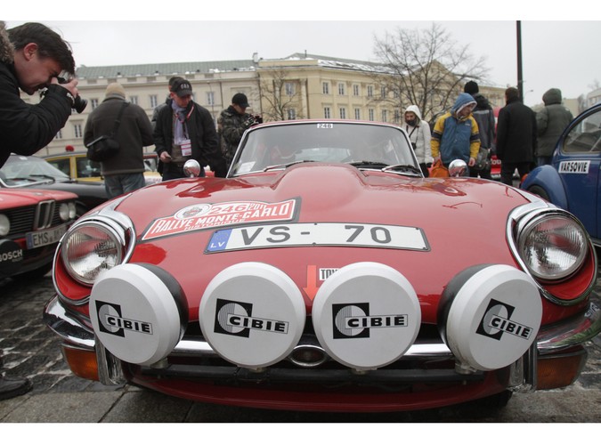 Litewska załoga Jlya Kaskin / Andris Zvingevics w Jaguarze E Type 4.2 czeka na start do XIV Rajdu Monte Carlo Samochodów Historycznych