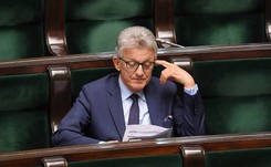 Piotrowicz leciał z Kuchcińskim, bo przewoził sztuczne łzy dla żony. Teraz pokazuje dokumenty