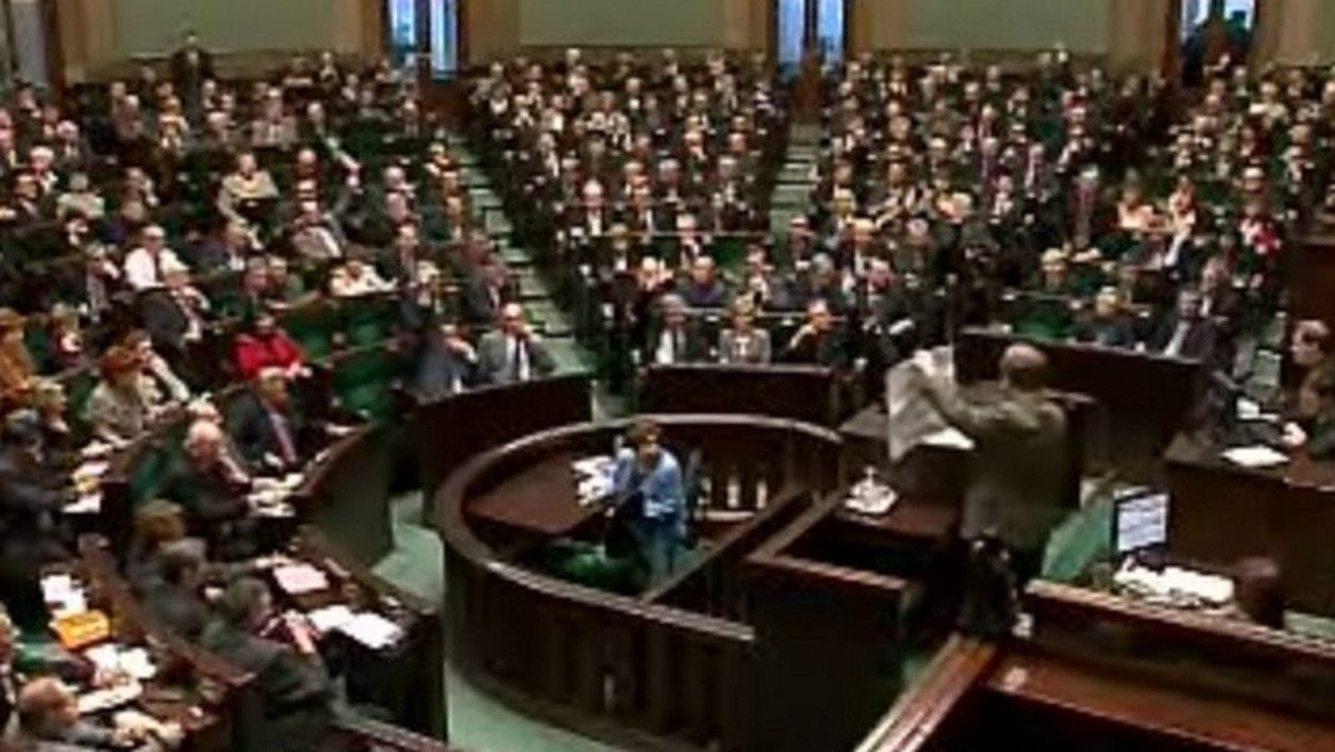 Posłowie głosowali w Sejmie w sprawie odwołania Bronisława Komorowskiego funkcji marszałka Sejmu - poinformowała TVN 24.